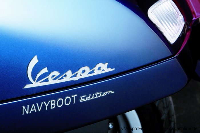 Vespa GTS 125 NAVYBOOT Aufschrift.jpg