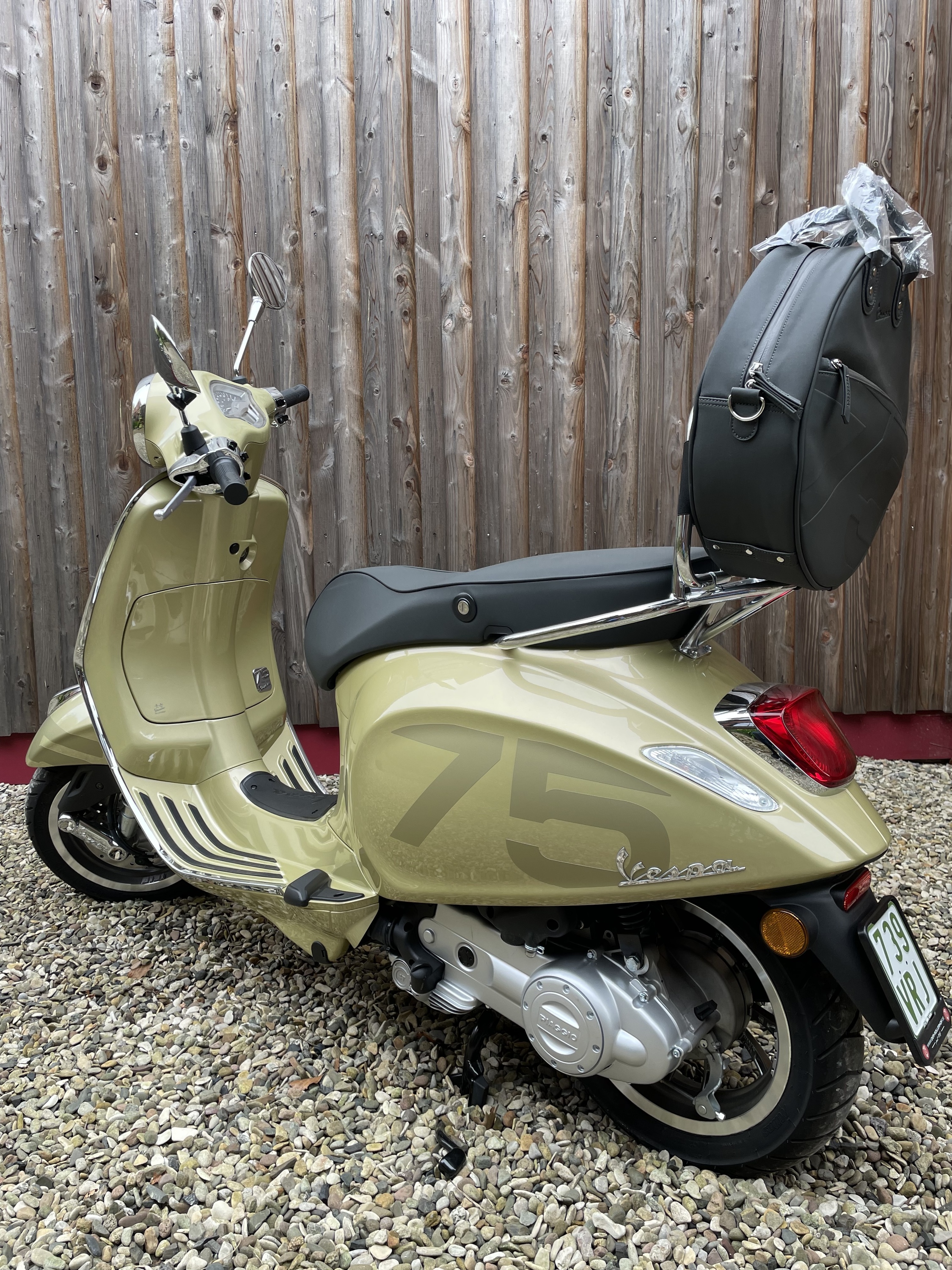 Vespa Primavera 75th Edition