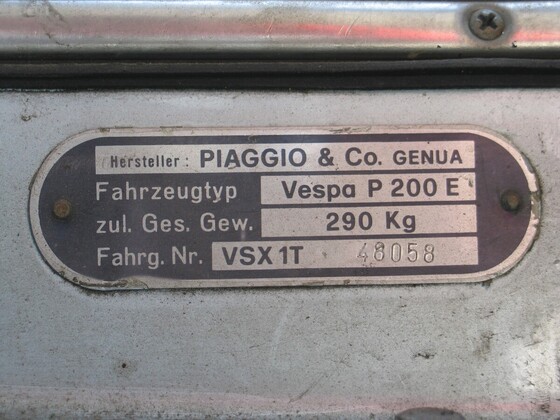 2009-10-30 Stephan und Vespa vor erster Wäsche (nach erstem Rostabschliff)038~1