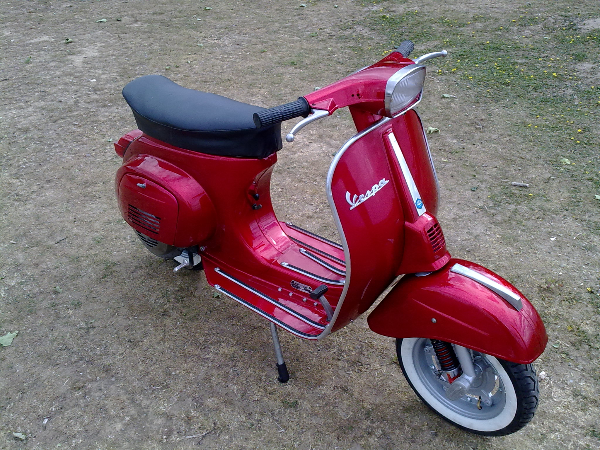 Lady in Red - Vespa 50 N special von 1981