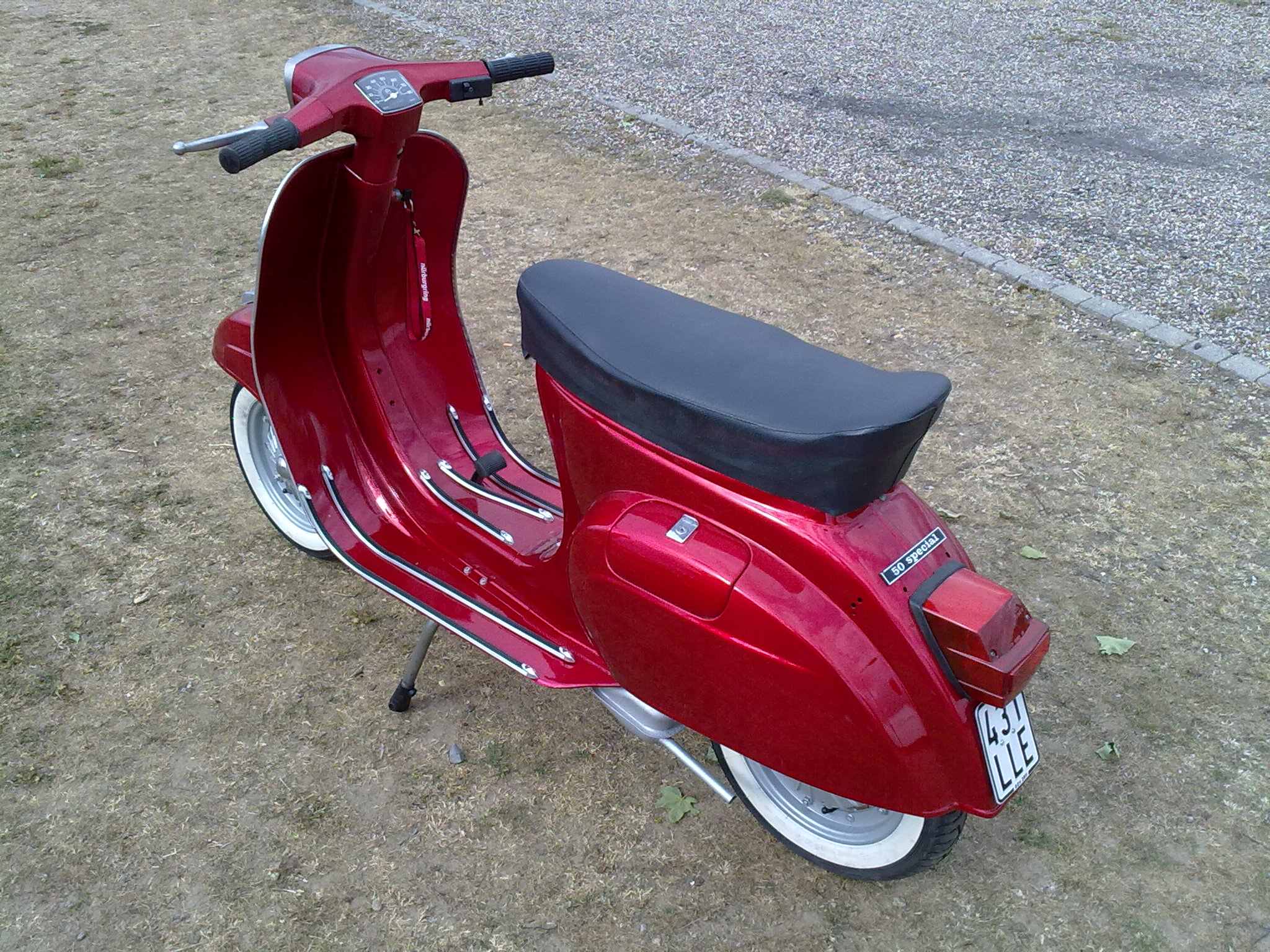 Lady in Red - Vespa 50 N special von 1981