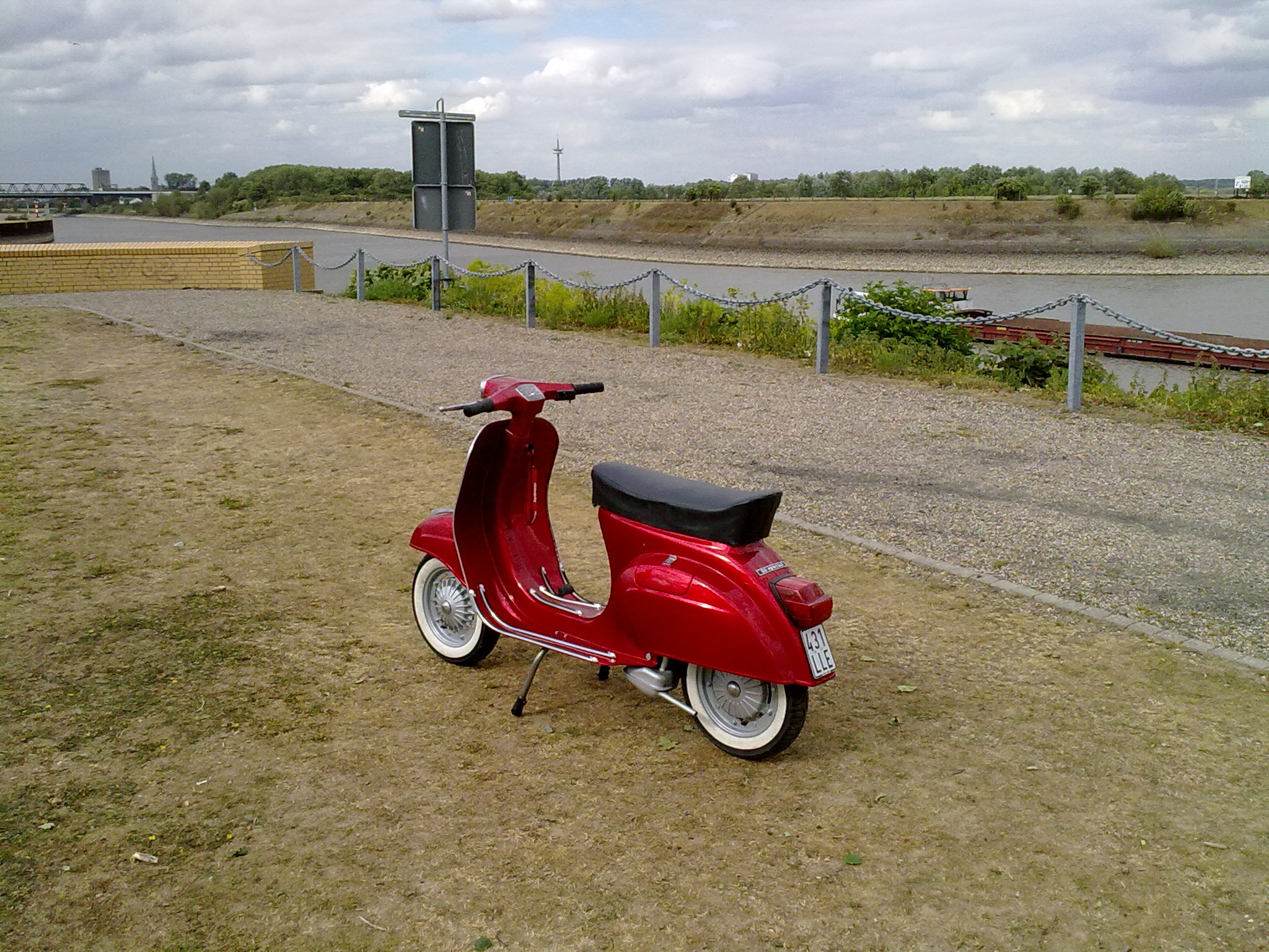 Lady in Red - Vespa 50 N special von 1981