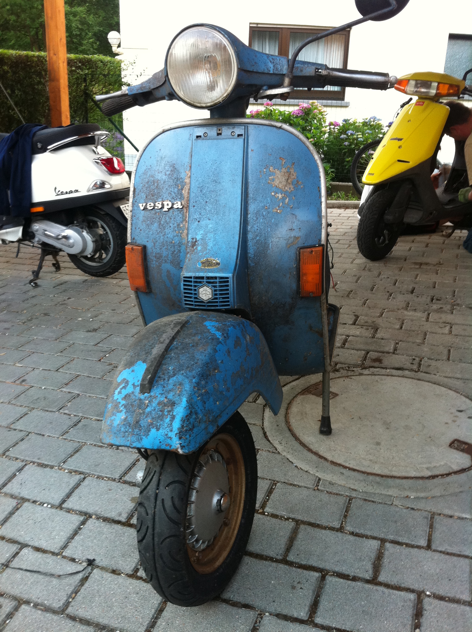 Vespa P 80 X (3)
