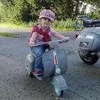 Tochter mit "Vespa"